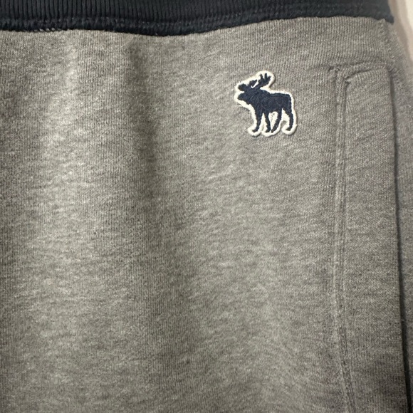 Abercrombie & Fitch Gray Athletic Shorts with Elastic Waistband - Picture 3 of 6